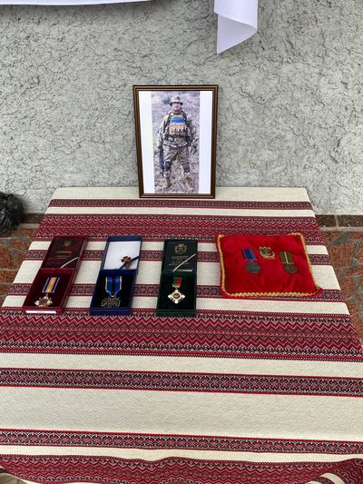 У ліцеї Кривого Рогу відкрили меморіальну дошку на честь випускника закладу — Руслана Цаля У ліцеї Кривого Рогу відкрили меморіальну дошку на честь випускника закладу — Руслана Цаля