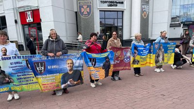 Акція на підтримку полонених та зниклих безвісти відбувається у Хмельницькому Акція на підтримку полонених та зниклих безвісти відбувається у Хмельницькому