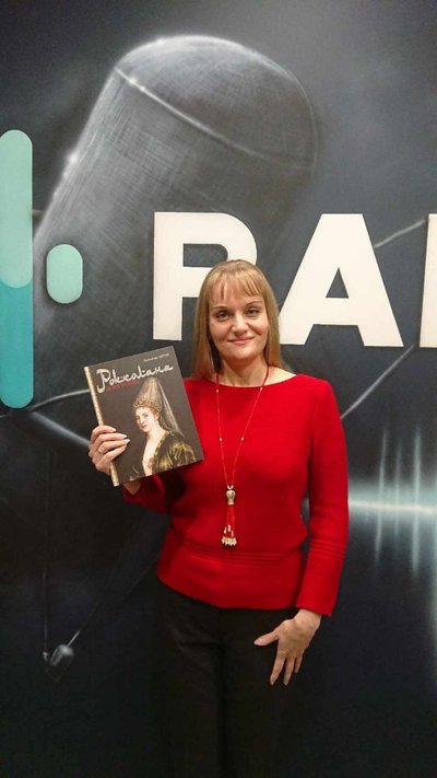 Олександра Шутко з книгою "Роксолана. Життєпис" Олександра Шутко з книгою "Роксолана. Життєпис"