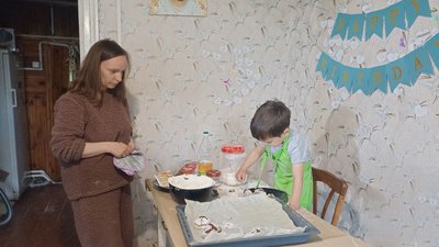 Чотирирічний Дем’ян з Житомирщини готує печиво для військових ЗСУ Чотирирічний Дем’ян з Житомирщини готує печиво для військових ЗСУ