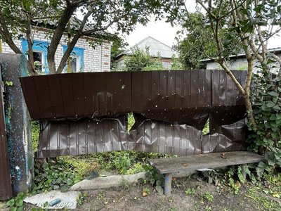 Пошкоджений паркан внаслідок російського удару по Осколу Пошкоджений паркан внаслідок російського удару по Осколу