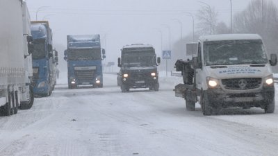 Як реагують водії вантажівок на обмеження руху на Рівненщині Як реагують водії вантажівок на обмеження руху на Рівненщині