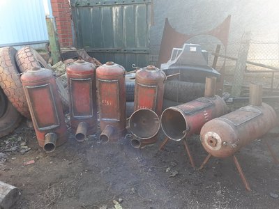 На Миколаївщині волонтер робить із газових балонів буржуйки для військових