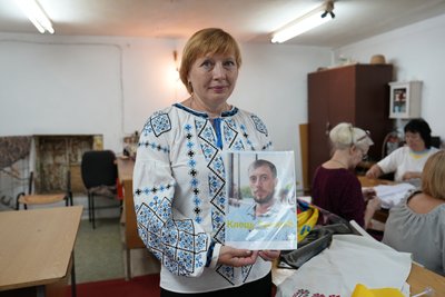 "Я не даю смерті забирати його": рідні зниклих безвісти та полонених вишивають "Рушник додому" "Я не даю смерті забирати його": рідні зниклих безвісти та полонених вишивають "Рушник додому"