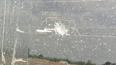 Пошкоджене внаслідок обстрілу скло на автомобілі працівників АТ "ДТЕК Донецькі електромережі" прифронтове село Покровська громада Донецька область 12 червня 2025 рік Пошкоджене внаслідок обстрілу скло на автомобілі працівників АТ "ДТЕК Донецькі електромережі" прифронтове село Покровська громада Донецька область 12 червня 2025 рік