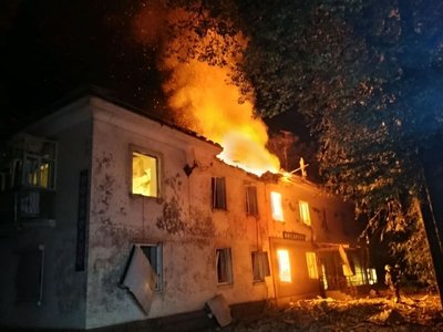 Будинок горить в Лозовій після удару РФ Будинок горить в Лозовій після удару РФ