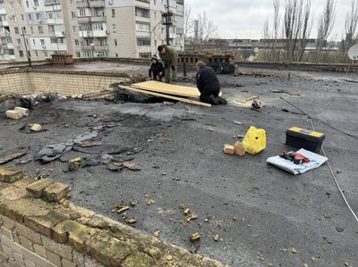"Від вибуху заклинило двері". Очевидці про обстріли багатоповерхівок у Корабельному районі Херсона "Від вибуху заклинило двері". Очевидці про обстріли багатоповерхівок у Корабельному районі Херсона