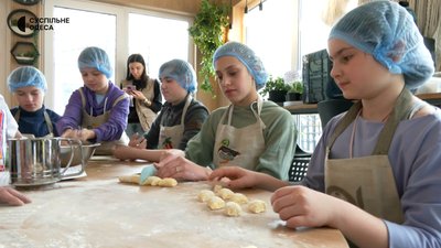 Кухар, тесляр, перукар: в Одесі діти та переселенці опановують професії