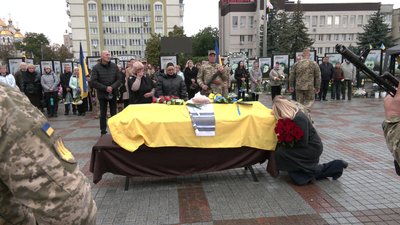 «Єдиний син загинув»: з добровольцем Віталієм Пивоваром попрощалися у Рівному «Єдиний син загинув»: з добровольцем Віталієм Пивоваром попрощалися у Рівному