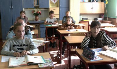 Учні Самаківської гімназії на Буковині Учні Самаківської гімназії на Буковині
