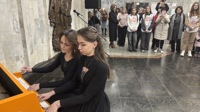 У харківському метро встановили піаніно, яке вивезли з Бахмута