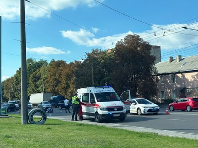 На Рівненській у Луцьку водійка збила мотоцикліста: чоловік у лікарні На Рівненській у Луцьку водійка збила мотоцикліста: чоловік у лікарні