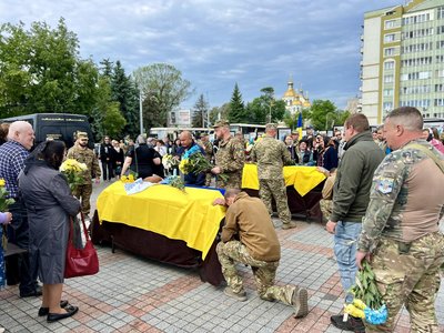 Загинули на Донеччині: з військовими Дмитром Шевельовим та Віктором Романюком попрощалися у Рівному Загинули на Донеччині: з військовими Дмитром Шевельовим та Віктором Романюком попрощалися у Рівному