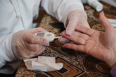 Лікар бере пробу глюкометром у пацієнта в одному з гуртожитків Харкова, квітень 2026 року Лікар бере пробу глюкометром у пацієнта в одному з гуртожитків Харкова, квітень 2026 року