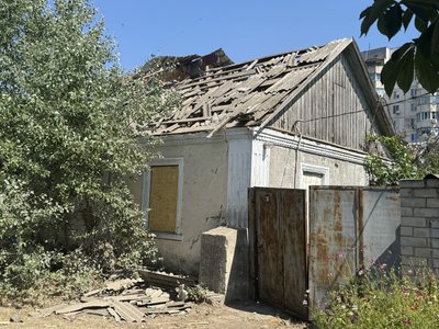 "Ховалися за двома стінами". Херсонці розповіли про нічний обстріл артилерією РФ Корабельного району "Ховалися за двома стінами". Херсонці розповіли про нічний обстріл артилерією РФ Корабельного району