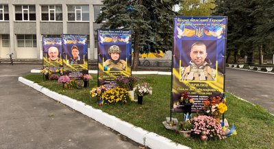 Квіти на честь загиблих Героїв: на Рівненщині волонтерки облаштовують клумби та висаджують квіти за власний кошт