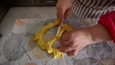 Переселенка з Ялти Надія Терентьєва готує обрядовий хліб надазовських греків Запоріжжя 4 квітня 2025 рік Переселенка з Ялти Надія Терентьєва готує обрядовий хліб надазовських греків Запоріжжя 4 квітня 2025 рік