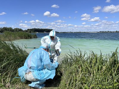 Фахівці беруть зразки води з озера Задорожнє Фахівці беруть зразки води з озера Задорожнє