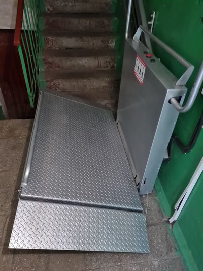 У Житомирі в багатоповерхівках встановлюють електропідйомники для людей на кріслах колісних У Житомирі в багатоповерхівках встановлюють електропідйомники для людей на кріслах колісних