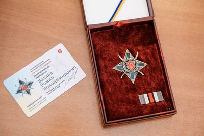 У Вінниці матері загиблого Романа Балаби передали посмертну нагороду сина У Вінниці матері загиблого Романа Балаби передали посмертну нагороду сина