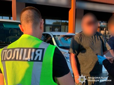 У Вінниці затримали чоловіка, якого підозрюють у переправленні через кордон за $8000 У Вінниці затримали чоловіка, якого підозрюють у переправленні через кордон за $8000