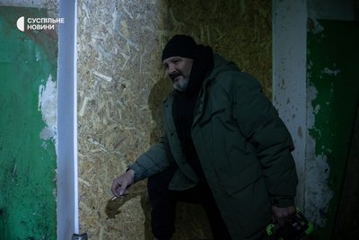Сергій, житель багатоповерхівки в Соломʼянському районі у Києві, яка постраждала від уламків російського безпілотника, 12 січня 2026 року Сергій, житель багатоповерхівки в Соломʼянському районі у Києві, яка постраждала від уламків російського безпілотника, 12 січня 2026 року