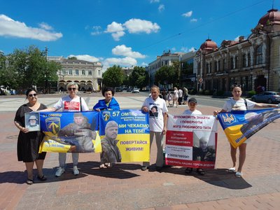 "Поверніть наших героїв додому": у Кропивницькому відбулась акція на підтримку полонених і зниклих безвісти "Поверніть наших героїв додому": у Кропивницькому відбулась акція на підтримку полонених і зниклих безвісти