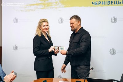 Заступниця начальника Чернівецької ОВА Оксана Сакрієр та начальник ОВА Руслан Осипенко Заступниця начальника Чернівецької ОВА Оксана Сакрієр та начальник ОВА Руслан Осипенко
