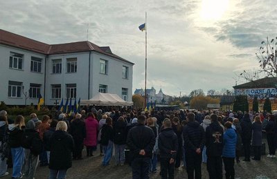 Прощання із Антоніною Штоль відбулося на центральній площі міста Ізяслава, 10 листопада 2025 року, Хмельниччина Прощання із Антоніною Штоль відбулося на центральній площі міста Ізяслава, 10 листопада 2025 року, Хмельниччина