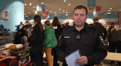 У Тернополі поліцейські організували акцію для дітей, подарунки дітям, 23 грудня 2025 року У Тернополі поліцейські організували акцію для дітей, подарунки дітям, 23 грудня 2025 року