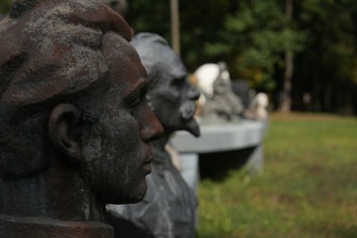 На Сумщині зберігають демонтовані радянські пам’ятники. Розповідаємо їх історії На Сумщині зберігають демонтовані радянські пам’ятники. Розповідаємо їх історії