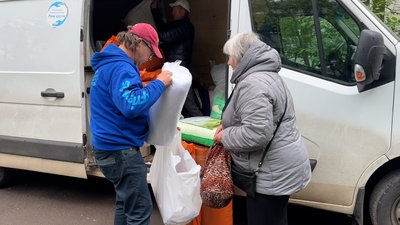 Представник благодійного фонду "Руки друзів" Володимир видає гуманітарний набір Слов’янськ Донецька область 20 травня 2025 рік Представник благодійного фонду "Руки друзів" Володимир видає гуманітарний набір Слов’янськ Донецька область 20 травня 2025 рік