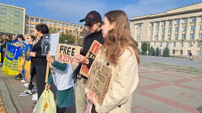 «Віримо, надіємося, чекаємо»: у Черкасах відбулася акція «Не мовчи — полон вбиває» «Віримо, надіємося, чекаємо»: у Черкасах відбулася акція «Не мовчи — полон вбиває»