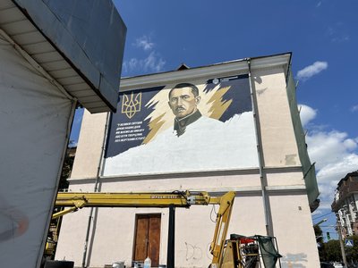 «Я обираю бути творцем»: у місті на Черкащині створюють мурал із портретом Євгена Коновальця «Я обираю бути творцем»: у місті на Черкащині створюють мурал із портретом Євгена Коновальця