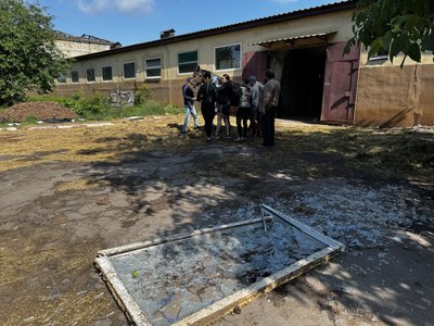 “Один кінь помер у мене на руках”: російська “герань” влучила в стайню у Сумах “Один кінь помер у мене на руках”: російська “герань” влучила в стайню у Сумах