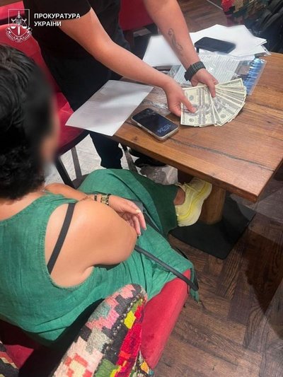 В Одесі працівницю РТЦК та СП підозрюють у вимаганні 11 тис доларів за відстрочку