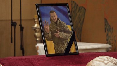 У Житомирі родинам загиблих військових передали державні нагороди У Житомирі родинам загиблих військових передали державні нагороди