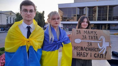 Лучани знову вийшли на акцію в підтримку незалежності НАБУ і САП Лучани знову вийшли на акцію в підтримку незалежності НАБУ і САП