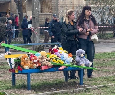 "Вони тільки почали жити". На майданчик у Кривому Розі, де через атаку РФ загинули діти, несуть квіти й іграшки "Вони тільки почали жити". На майданчик у Кривому Розі, де через атаку РФ загинули діти, несуть квіти й іграшки