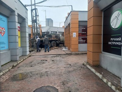 Біля метро "Деміївська" через просідання ґрунту демонтують частину магазинів — КМДА Біля метро "Деміївська" через просідання ґрунту демонтують частину магазинів — КМДА