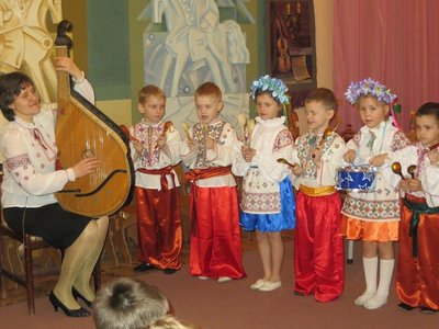 Пішки з Маріуполя: історія бандуристки, яка грає для військових у Кременчуці Пішки з Маріуполя: історія бандуристки, яка грає для військових у Кременчуці