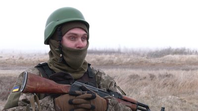 "Щоб людина мала холодний розум": на Рівненщині мобілізованих вчать воювати "Щоб людина мала холодний розум": на Рівненщині мобілізованих вчать воювати