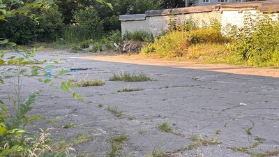 У Кам'янському чоловік кинув гранату у ТЦК: поранено самого містянина, поліцейського та військового У Кам'янському чоловік кинув гранату у ТЦК: поранено самого містянина, поліцейського та військового