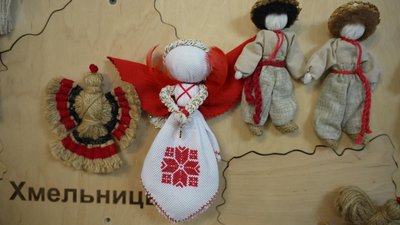 У Хмельницькому відбулося відкриття виставки ляльок-мотанок