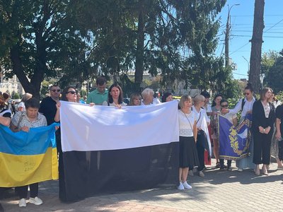 Прапор надії: у Черкасах підняли стяг на честь полонених та зниклих безвісти Прапор надії: у Черкасах підняли стяг на честь полонених та зниклих безвісти