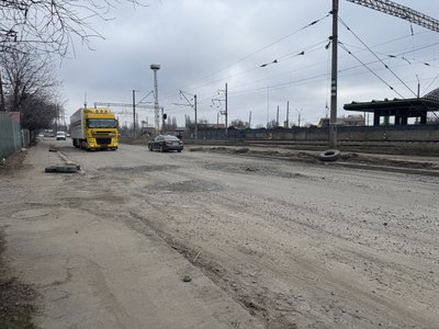 "Їздять по обочині": у Полтаві місцеві скаржаться на розбиту дорогу біля Київського вокзалу "Їздять по обочині": у Полтаві місцеві скаржаться на розбиту дорогу біля Київського вокзалу