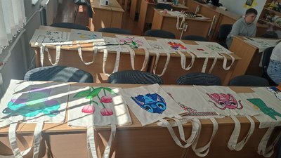 "Добра сумка": школярі з Житомирщини шиють екоторбинки, продають на ярмарках і допомагають військовим "Добра сумка": школярі з Житомирщини шиють екоторбинки, продають на ярмарках і допомагають військовим