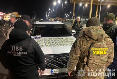 Автобусами в Польщу за 20 тисяч доларів: подружжю з Луцька оголосили підозру в переправленні військовозобов'язаних Автобусами в Польщу за 20 тисяч доларів: подружжю з Луцька оголосили підозру в переправленні військовозобов'язаних