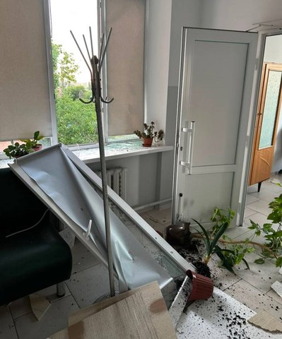 "Це робиться тимчасово": пошкоджену через атаку РФ поліклініку в Ізмаїлі тимчасово перенесуть до стаціонару "Це робиться тимчасово": пошкоджену через атаку РФ поліклініку в Ізмаїлі тимчасово перенесуть до стаціонару