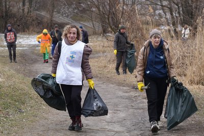 На Харківщині провели толоку: прибирали берег річки Уди На Харківщині провели толоку: прибирали берег річки Уди